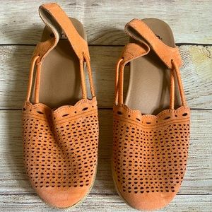 Earth Womens wedge closed toe shoes. Size 8. NWOB.